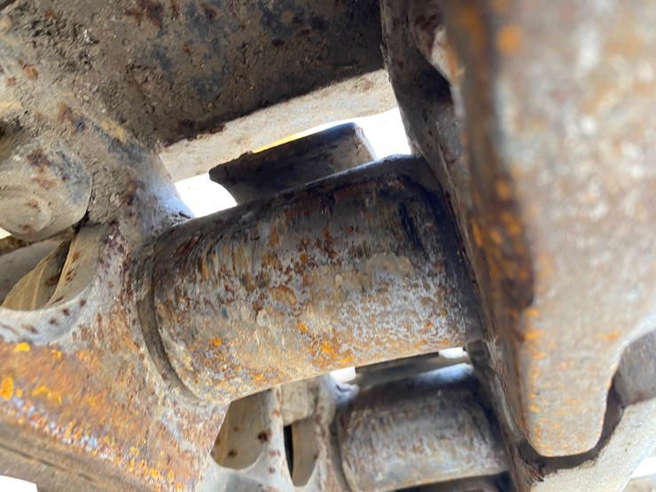 2005-deere-700h-image-58