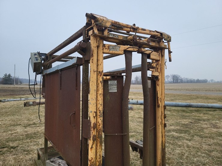 for-most-a-25-automatic-cattle-head-catch-w/cage-image-13