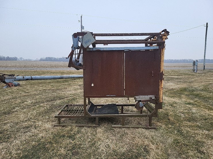 for-most-a-25-automatic-cattle-head-catch-w/cage-image-2