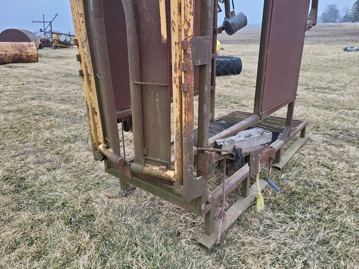 for-most-a-25-automatic-cattle-head-catch-w/cage-image-16
