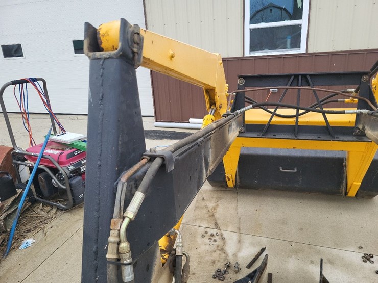 loader-w/mounting-brackets-off-of-international-tractor-image-19