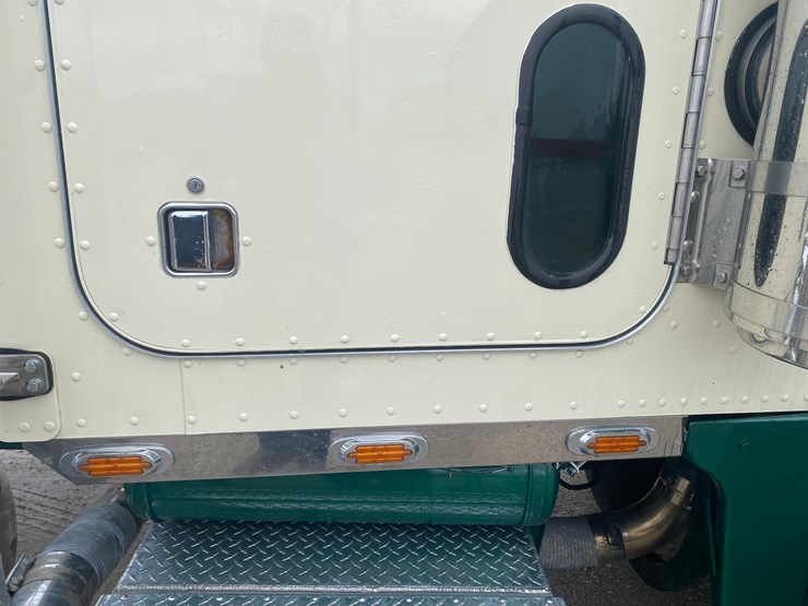 2002-peterbilt-379-image-19