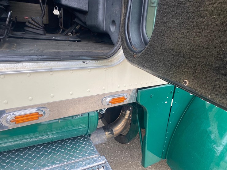 2002-peterbilt-379-image-11