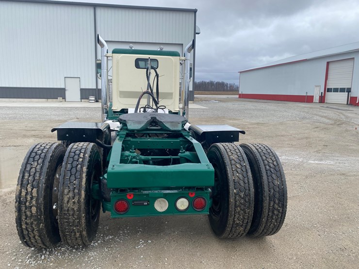 2002-peterbilt-379-image-4