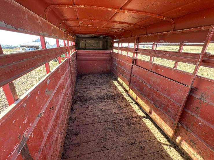 1992-wilro-livestock-trailer,-steel,-20'-x-6-1/2'-,-cut-gate,-**-titled-**-image-13