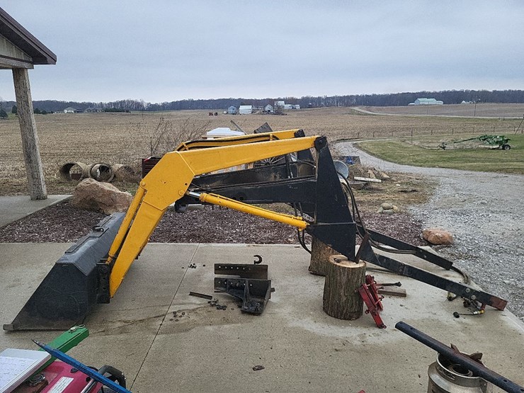 loader-w/mounting-brackets-off-of-international-tractor-image-2