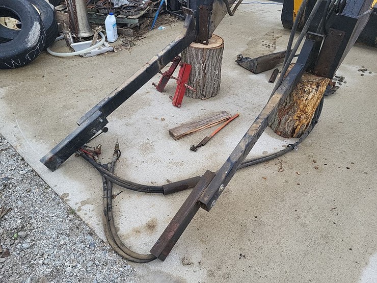 loader-w/mounting-brackets-off-of-international-tractor-image-22