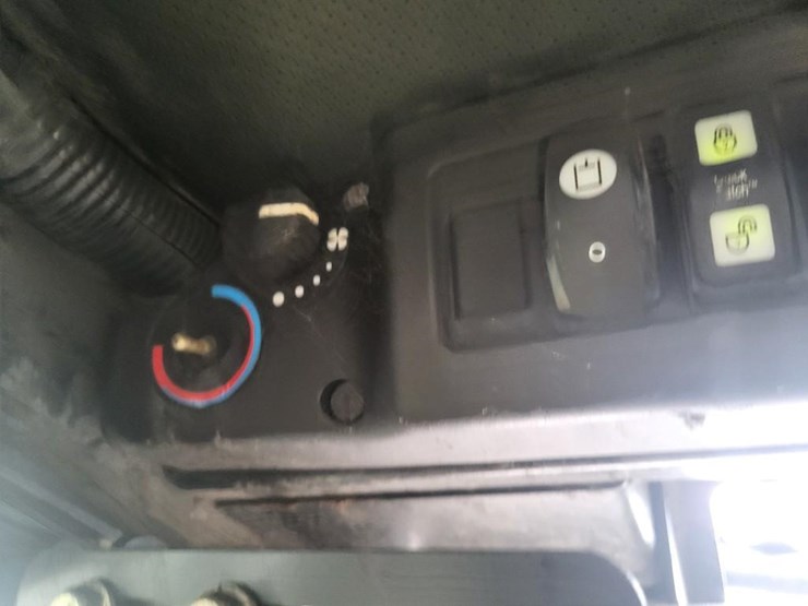 john-deere-320-image-40