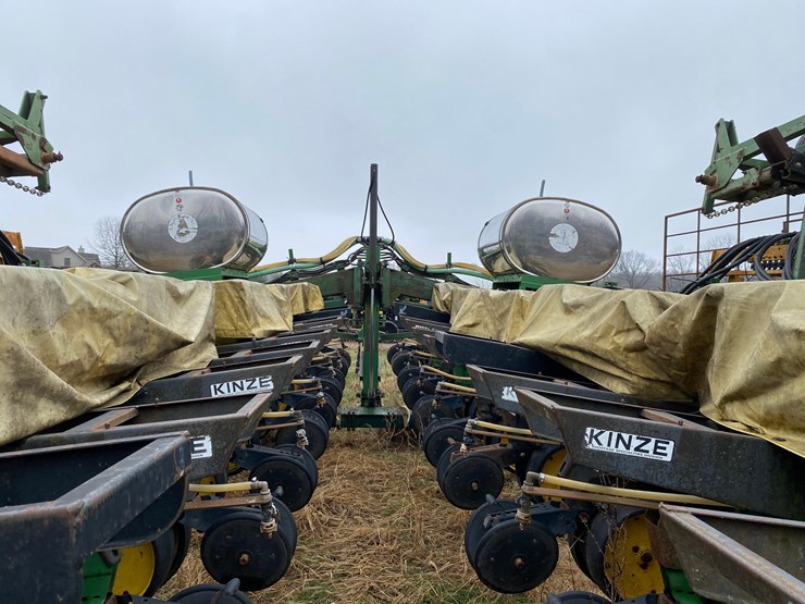 kinze-24-row-planter-image-25