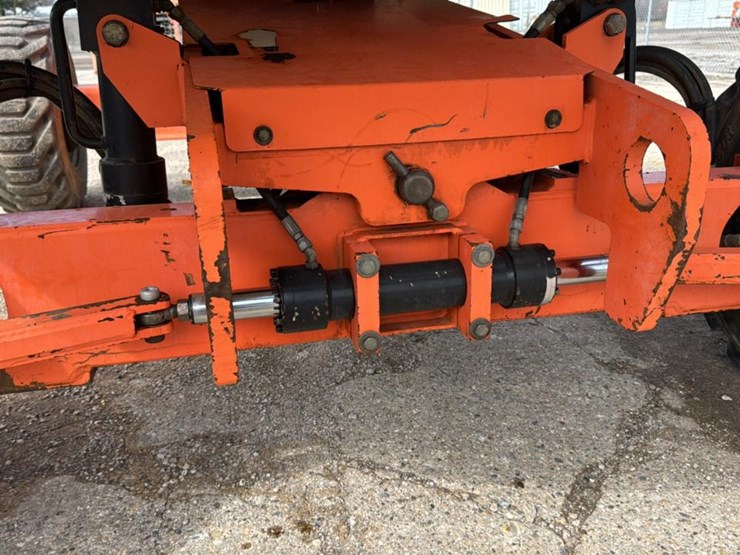 2005-jlg-400s-image-40