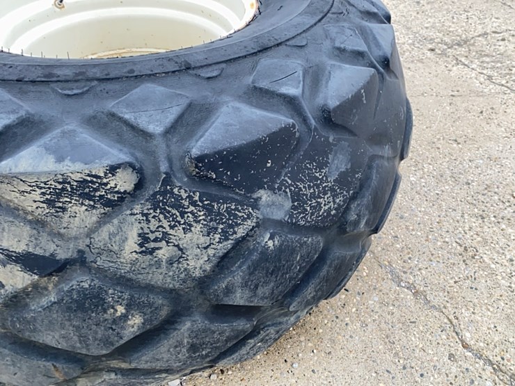 goodyear-28l-–-26-diamond-tread-grain-cart-tire-on-rim-image-4