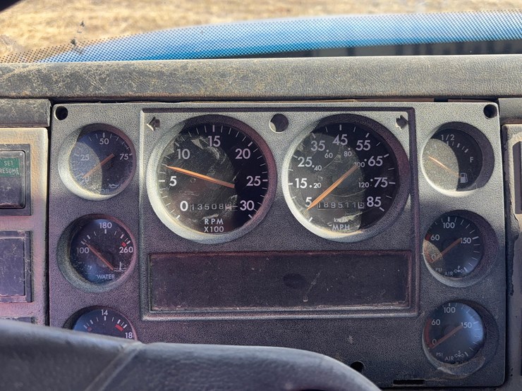 2000-freightliner-fl70-image-19