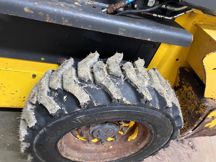 new-holland-l220-image-48