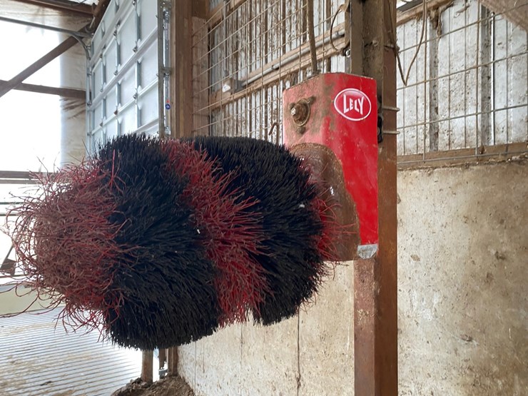 lely-cattle-brush-west-end-of-free-stalls-no-tag-image-2