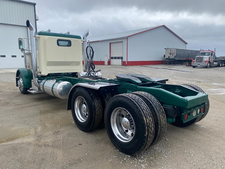 2002-peterbilt-379-image-3