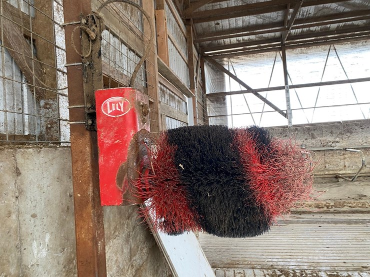 lely-cattle-brush-west-end-of-free-stalls-no-tag-image-1