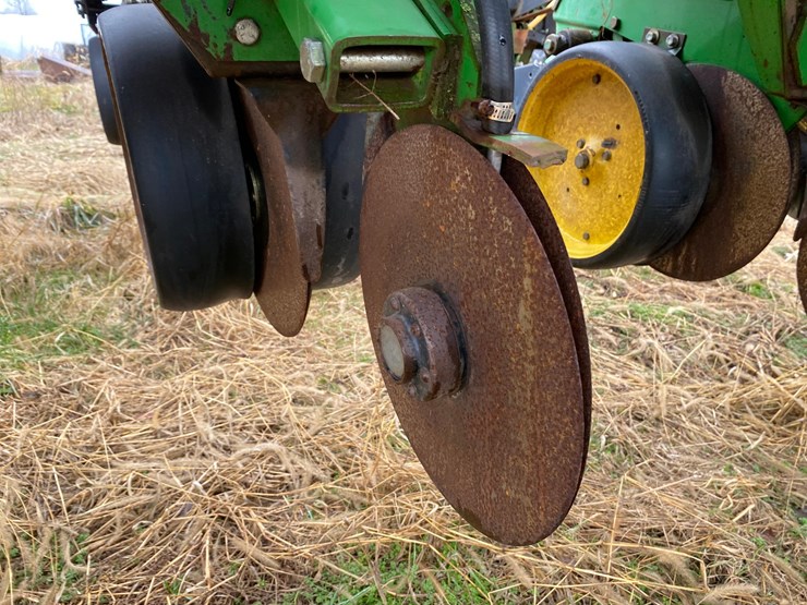 kinze-24-row-planter-image-12