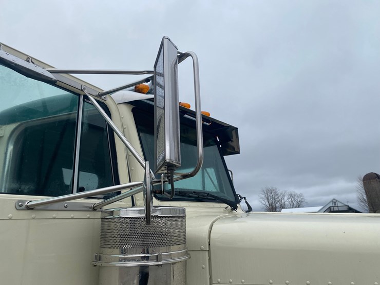 2002-peterbilt-379-image-8