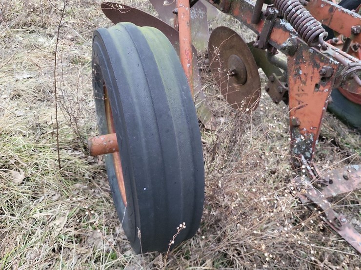 cockshutt-3-bottom-pull-type-moldboard-plow-image-19