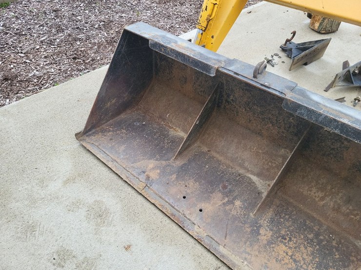 loader-w/mounting-brackets-off-of-international-tractor-image-9