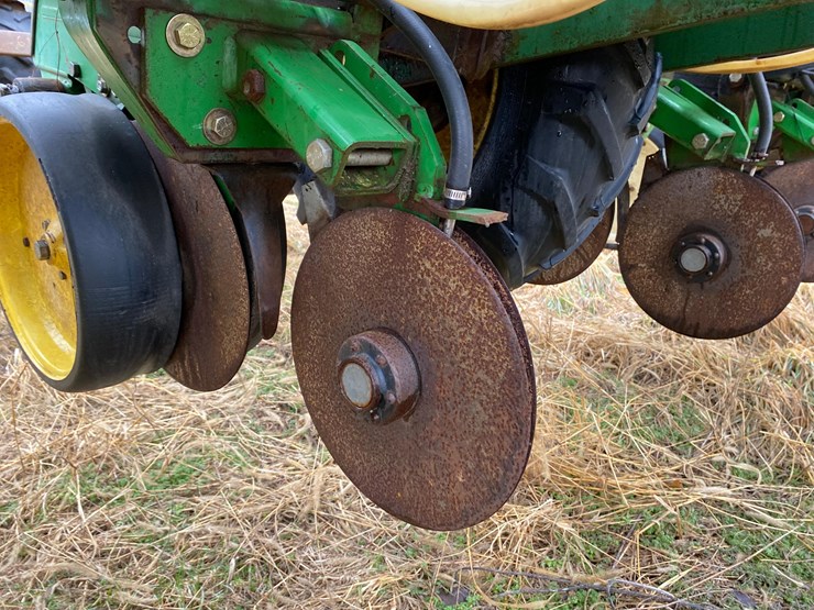 kinze-24-row-planter-image-11
