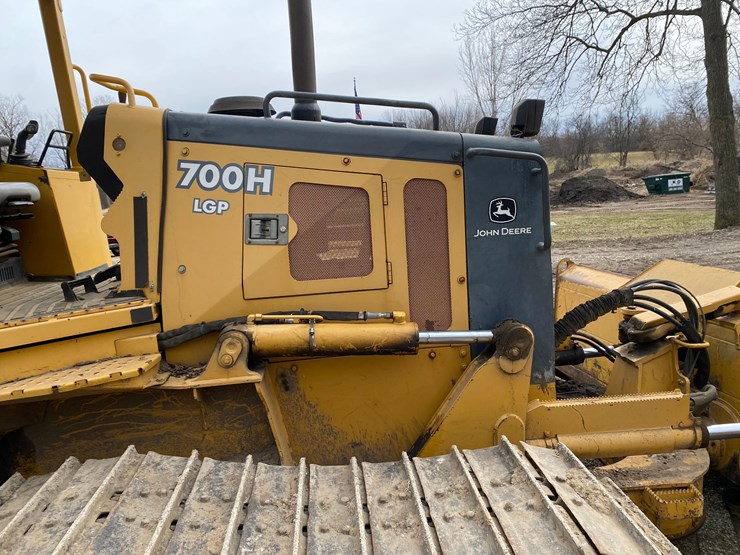 2005-deere-700h-image-22