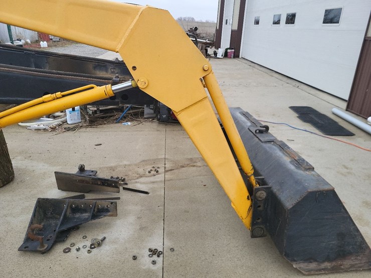 loader-w/mounting-brackets-off-of-international-tractor-image-25
