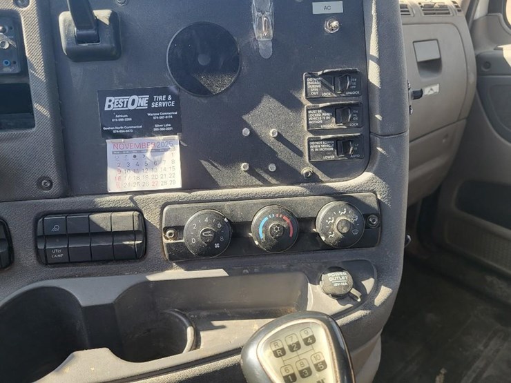 2013-freightliner-ca125dc-tandem-axle-day-cab-semi-image-56