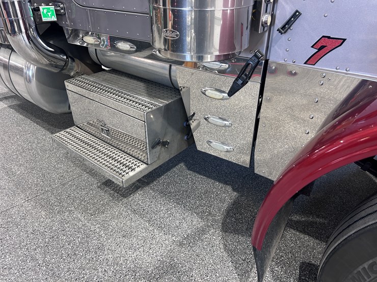 peterbilt-379-image-24