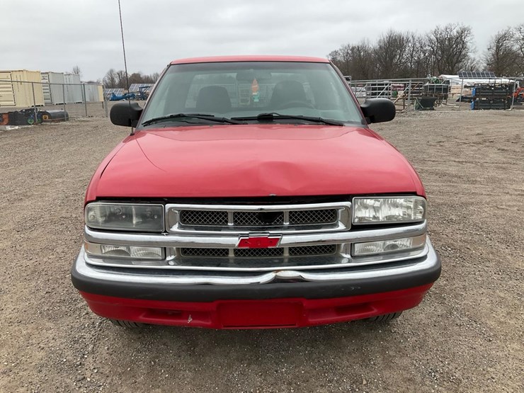 2000-chevrolet-s10-image-8