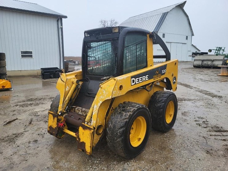 john-deere-320-image-1