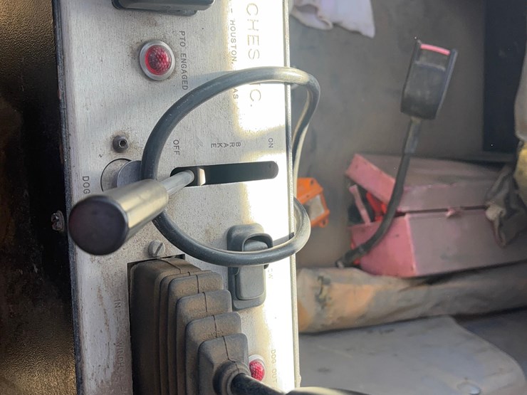 2000-freightliner-fl70-image-17