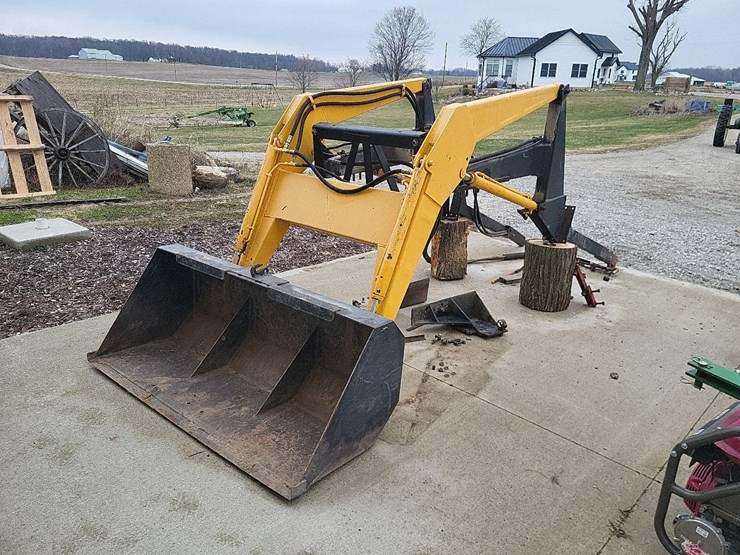 loader-w/mounting-brackets-off-of-international-tractor-image-1