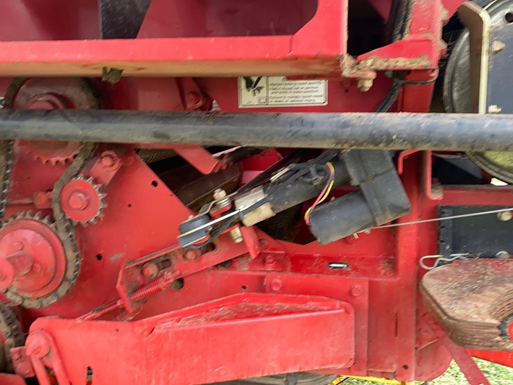 new-holland-br7060-image-21