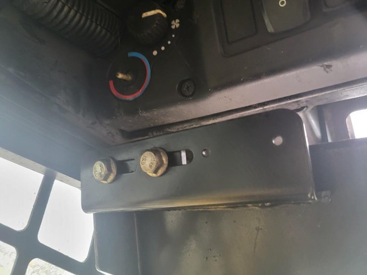 john-deere-320-image-39