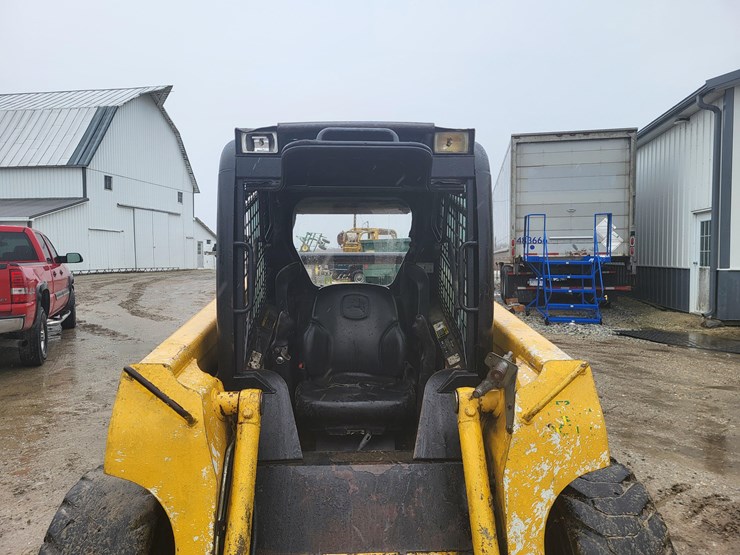 john-deere-320-image-44