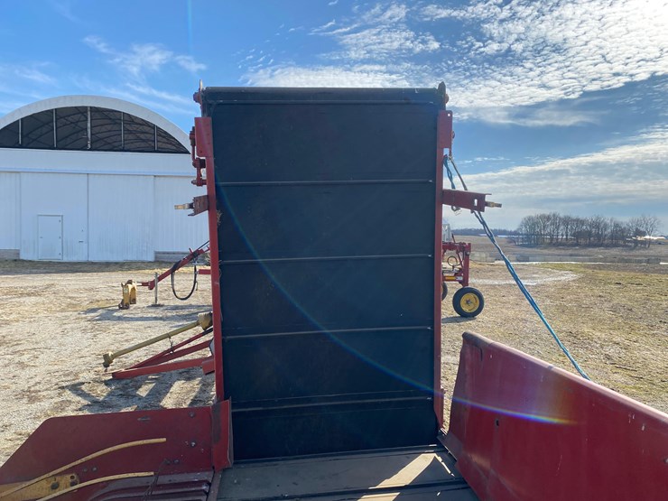 new-holland-144-image-10