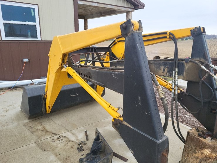 loader-w/mounting-brackets-off-of-international-tractor-image-17