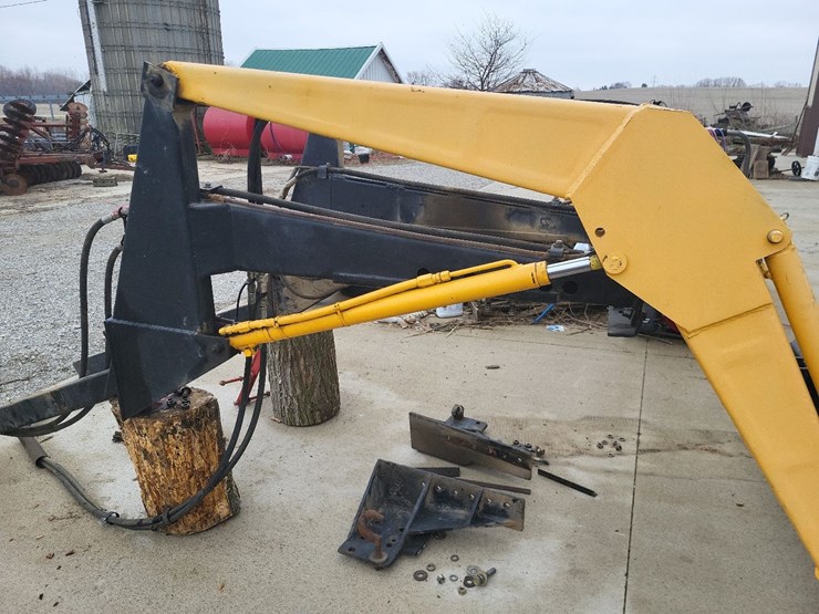 loader-w/mounting-brackets-off-of-international-tractor-image-24