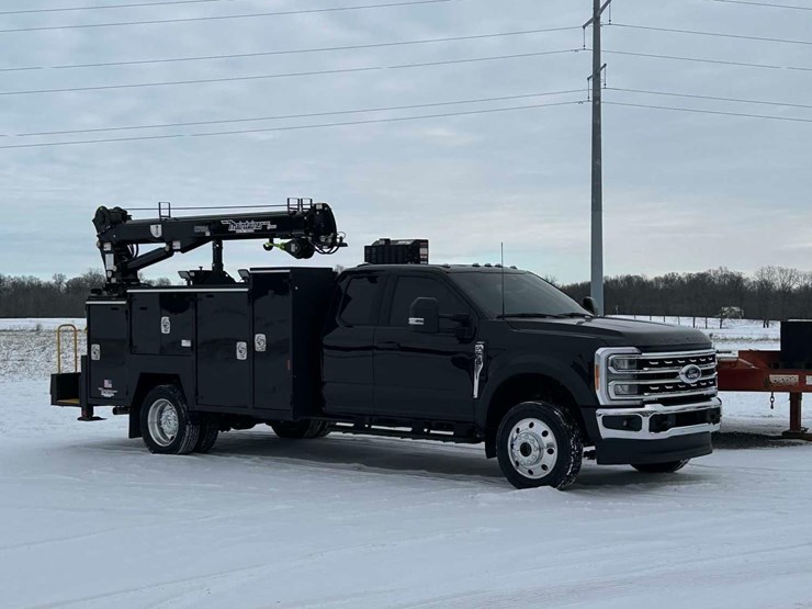 2023-ford-f550-lariat-image-1