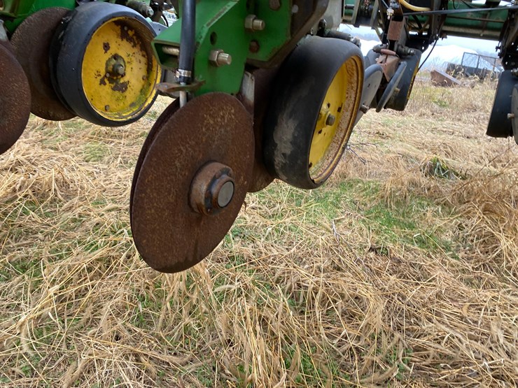 kinze-24-row-planter-image-13