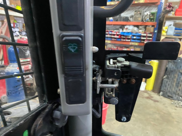 new-holland-l220-image-36