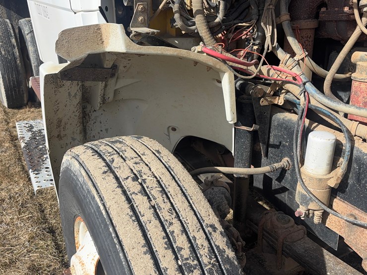 1997-freightliner-fl70-image-13