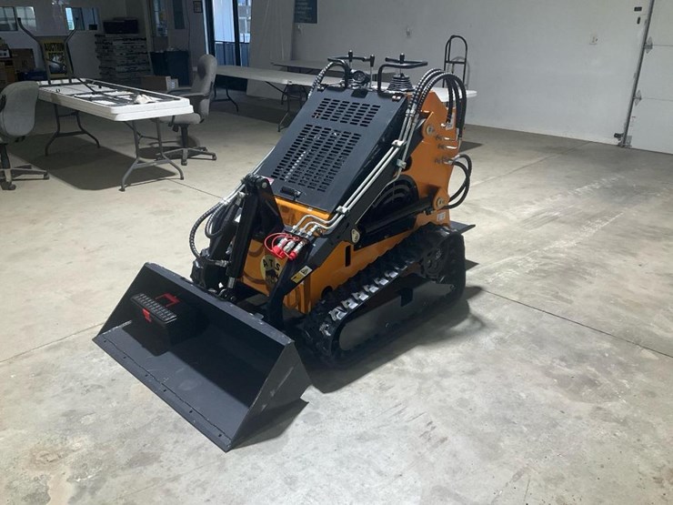 #1013-•-new-land-hero-ldh-t460-mini-track-skid-steer-loader-image-1