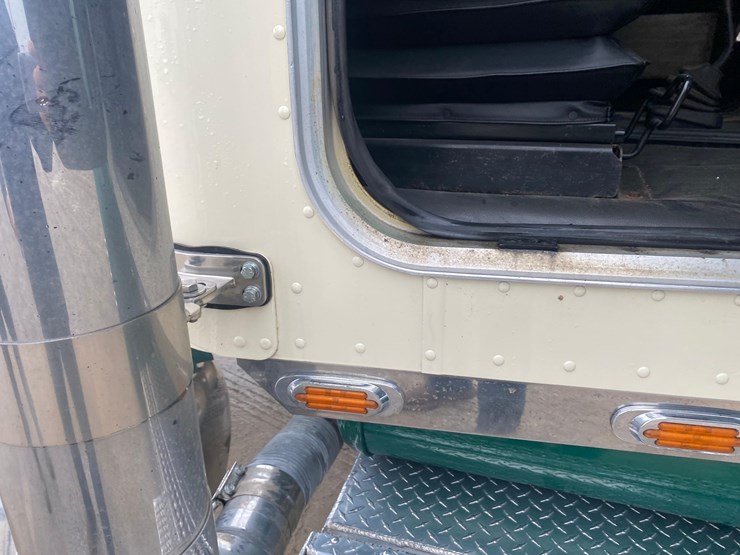 2002-peterbilt-379-image-13