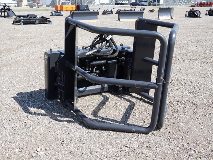 #1168-•-new-skid-steer-wolverine-bale-squeeze-hydraulic-adjustable-attachment-image-1