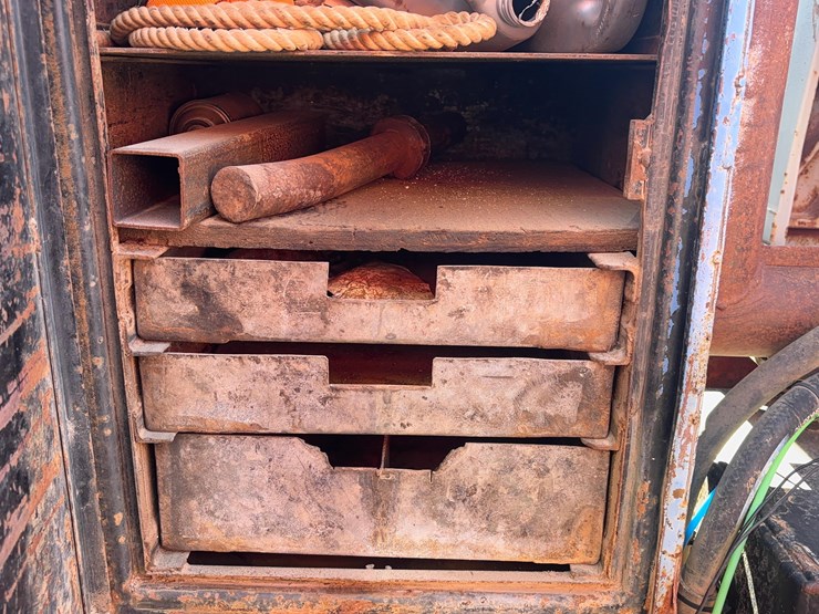 2000-freightliner-fl70-image-9