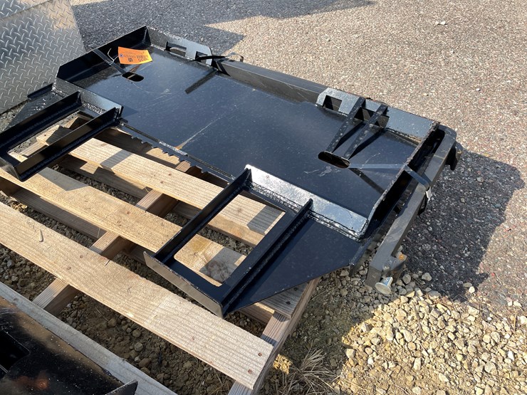 #2398-•-mini-skid-steer-forks-and-mast-image-4