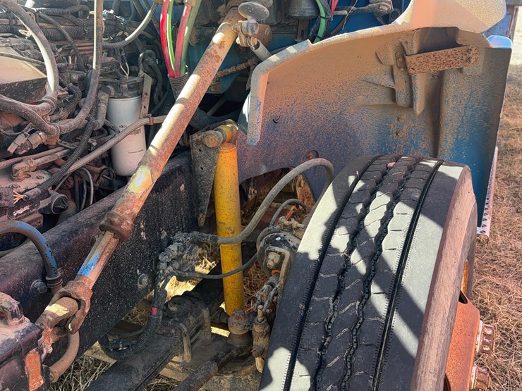 2000-freightliner-fl70-image-13