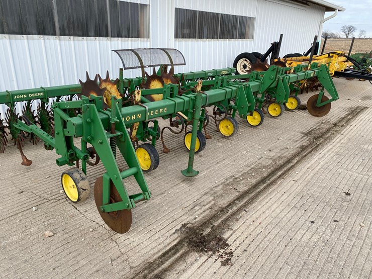 john-deere-825-image-1
